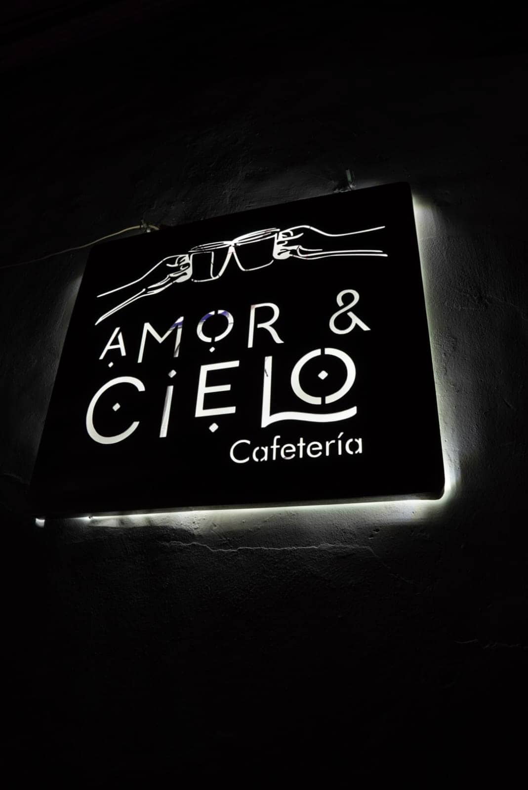 Letrero iluminado de Amor & Cielo de noche