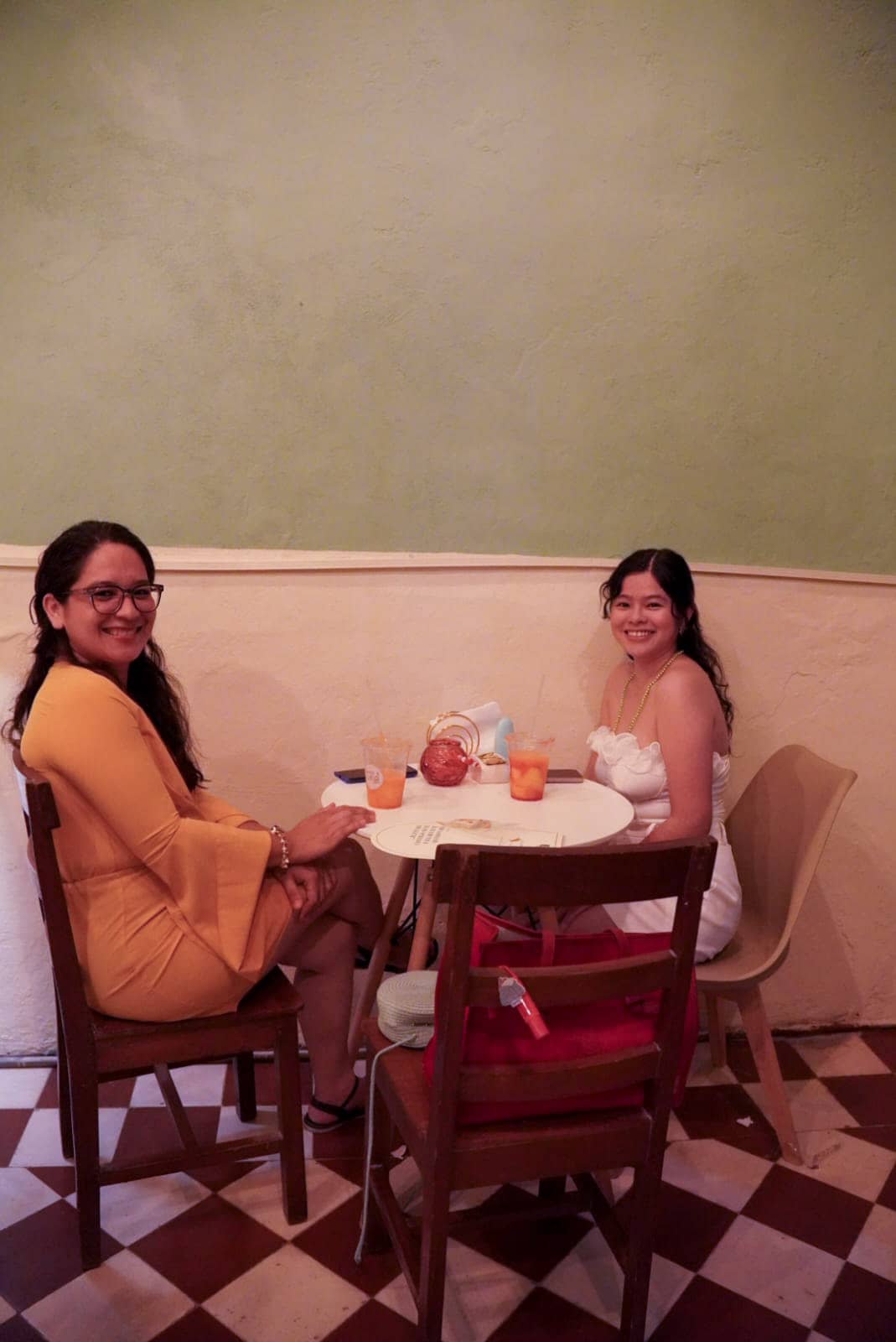 Amigas disfrutando en la cafetería