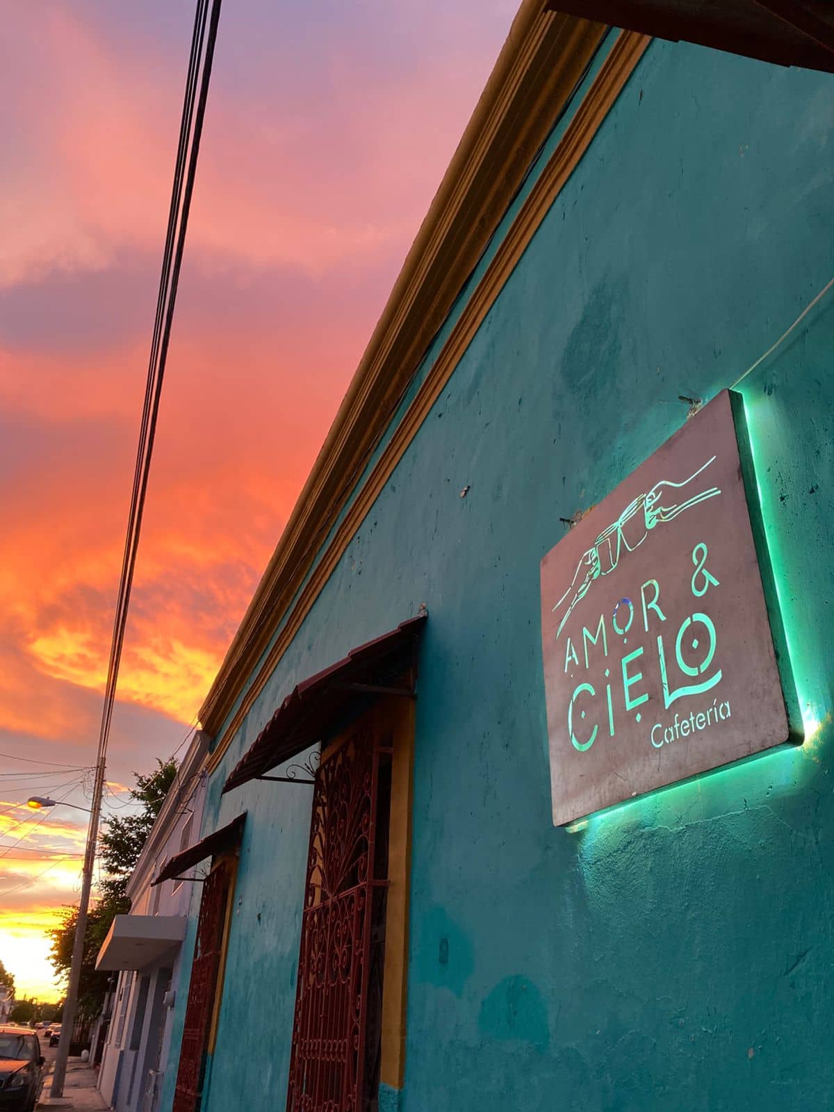 Fachada de Amor & Cielo al atardecer