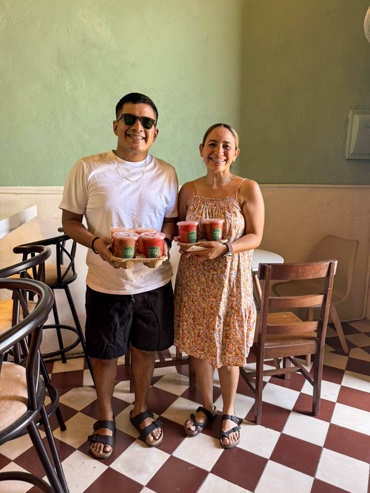 Clientes con sus bebidas dentro de la cafetería