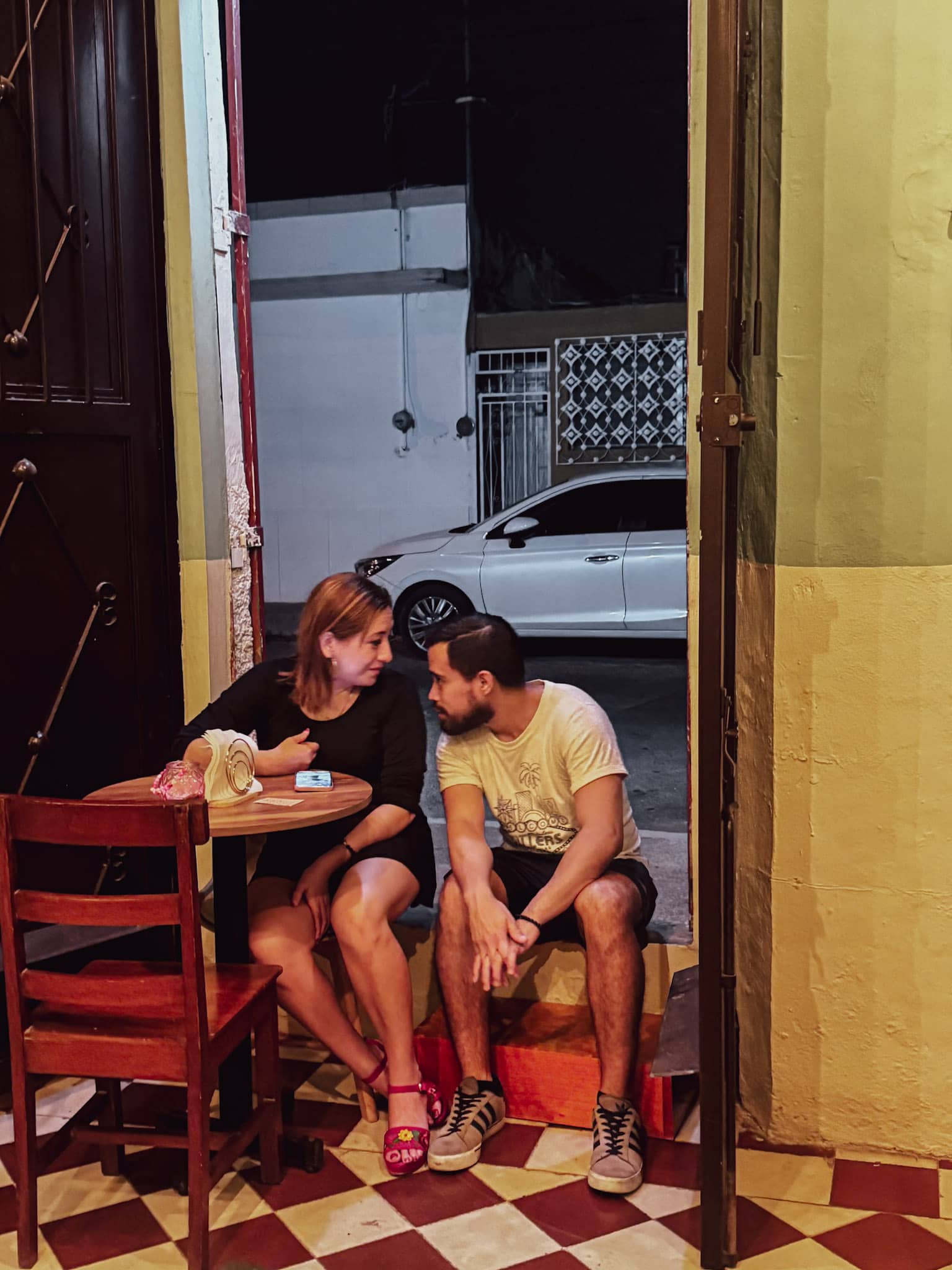 Pareja en la entrada de Amor & Cielo de noche