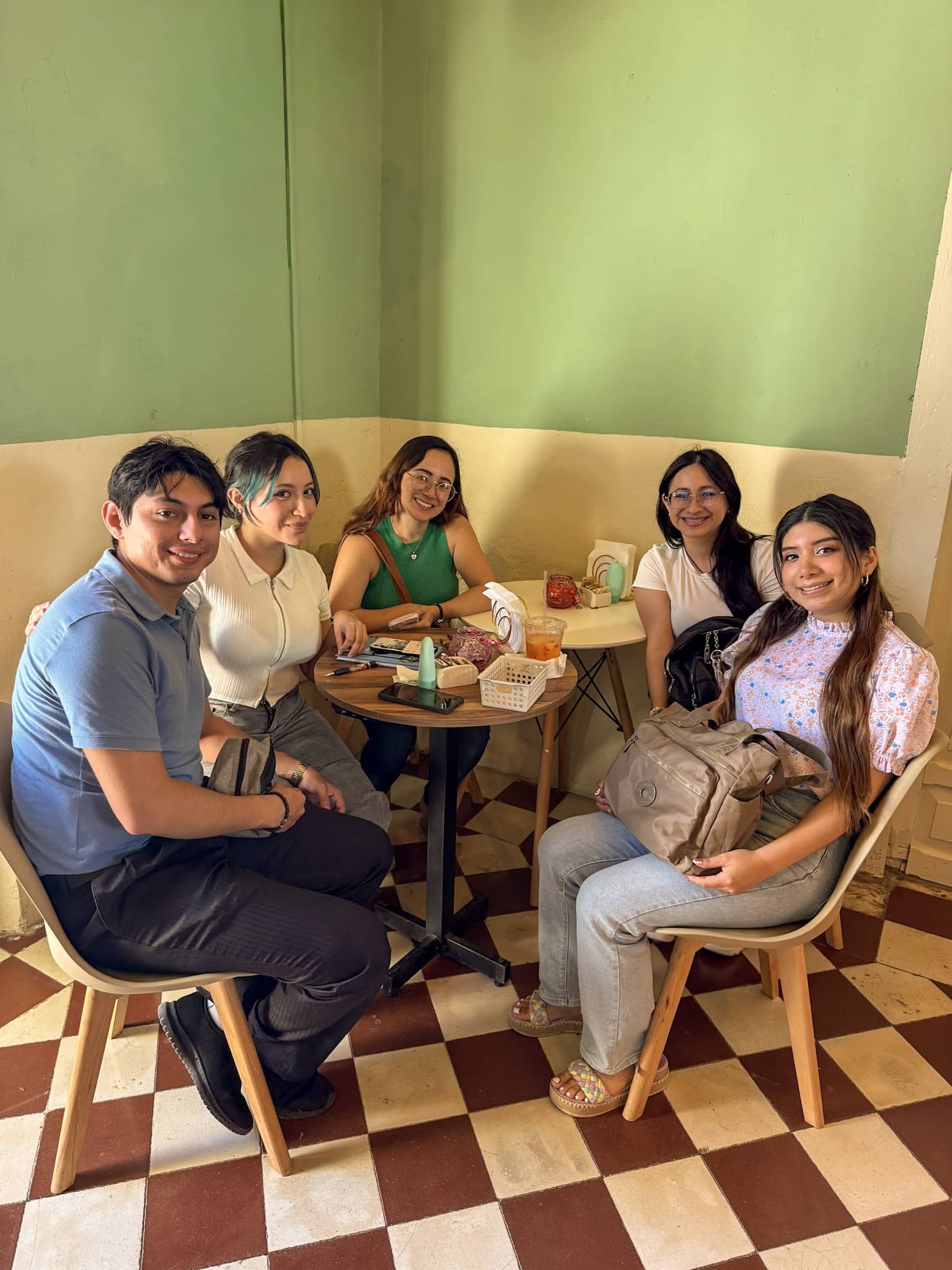 Grupo de amigos en mesa de la cafetería