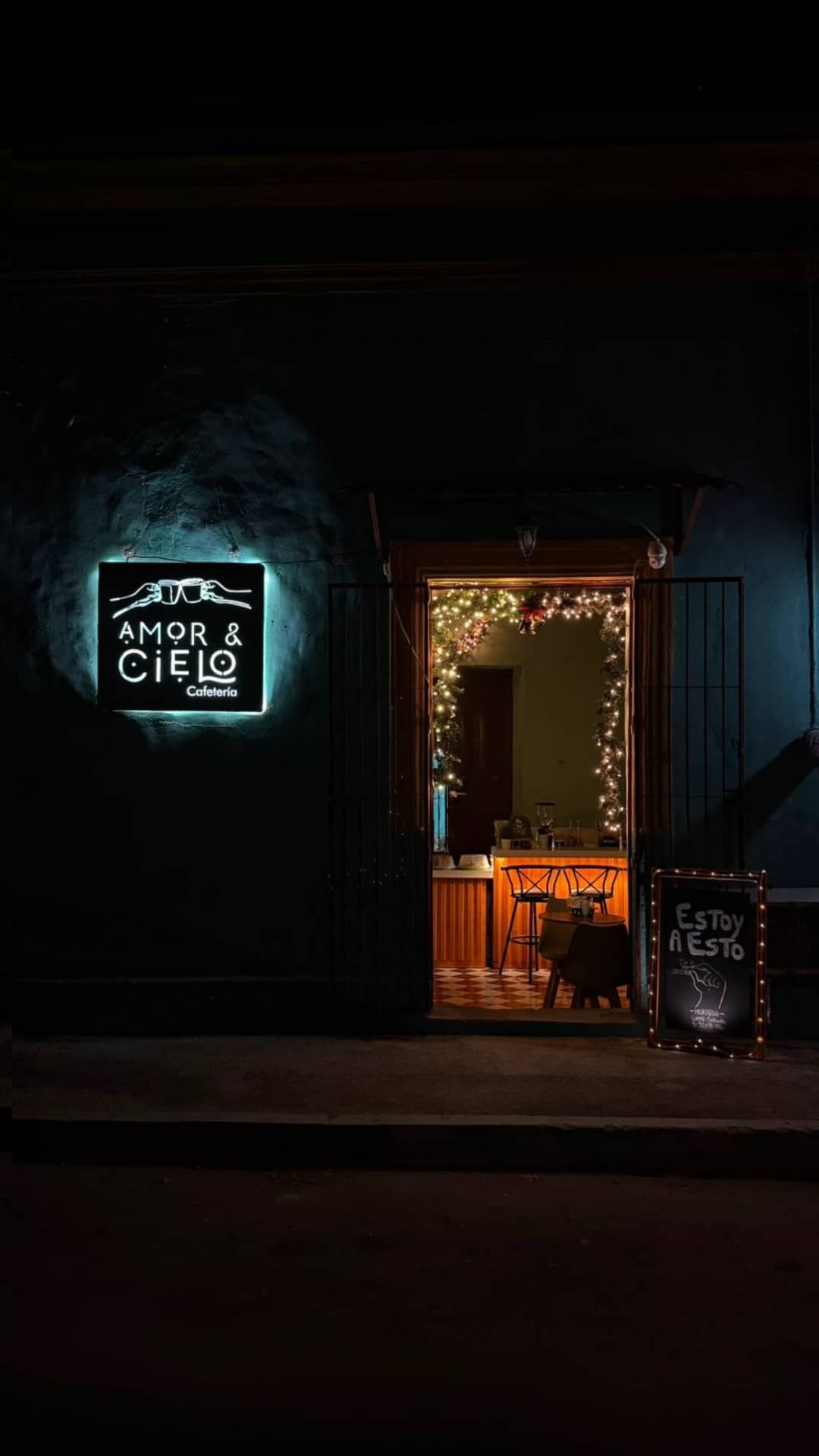 Entrada de la cafetería decorada para navidad