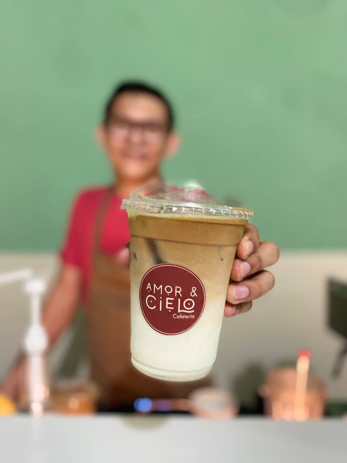 Barista entregando latte de especialidad