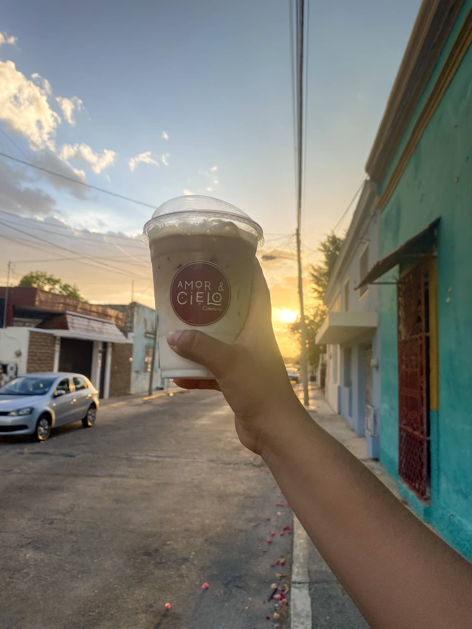 Latte Amor & Cielo al atardecer en la calle