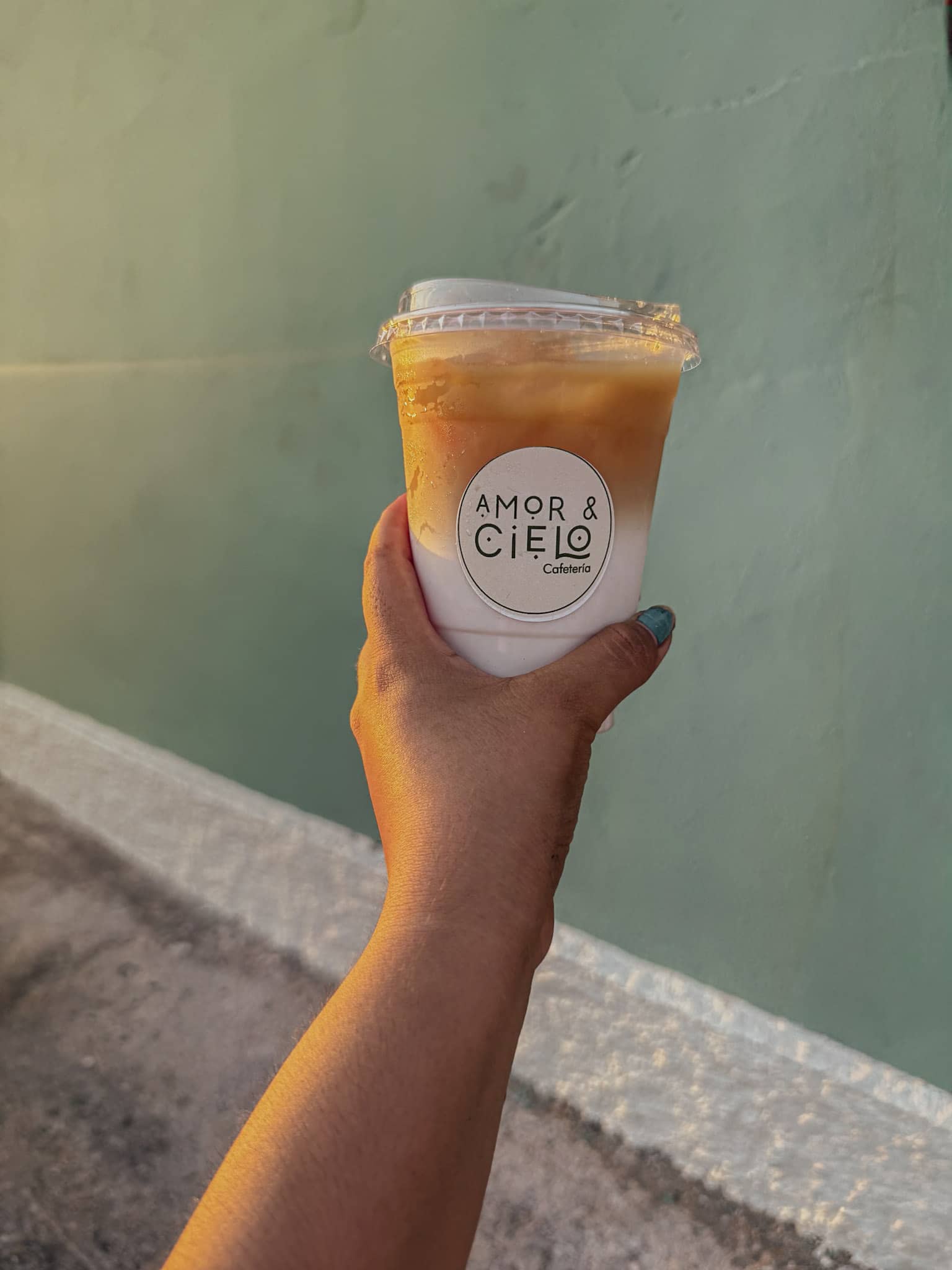 Latte frío Amor & Cielo bajo el sol