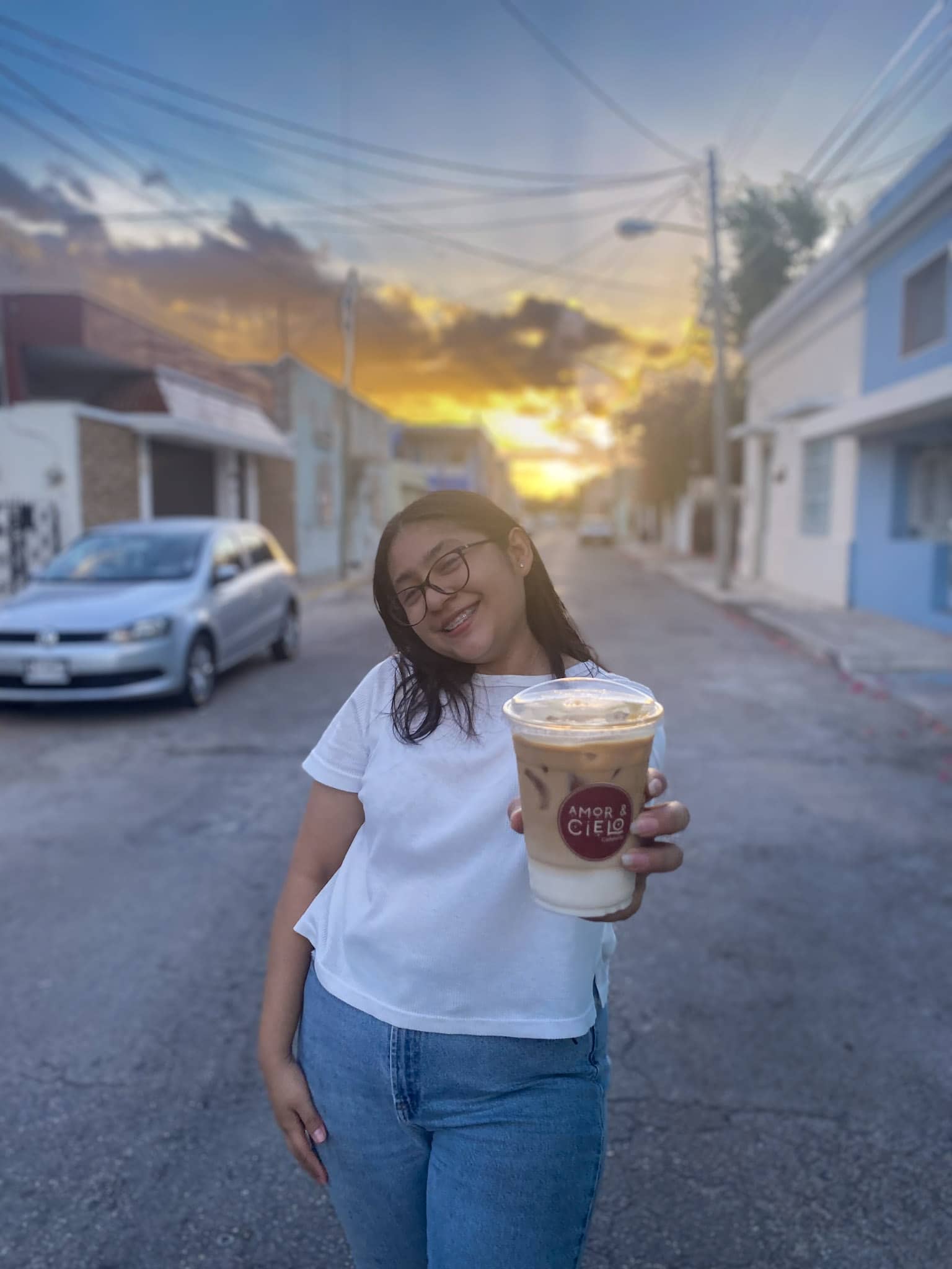 Latte al atardecer en el barrio