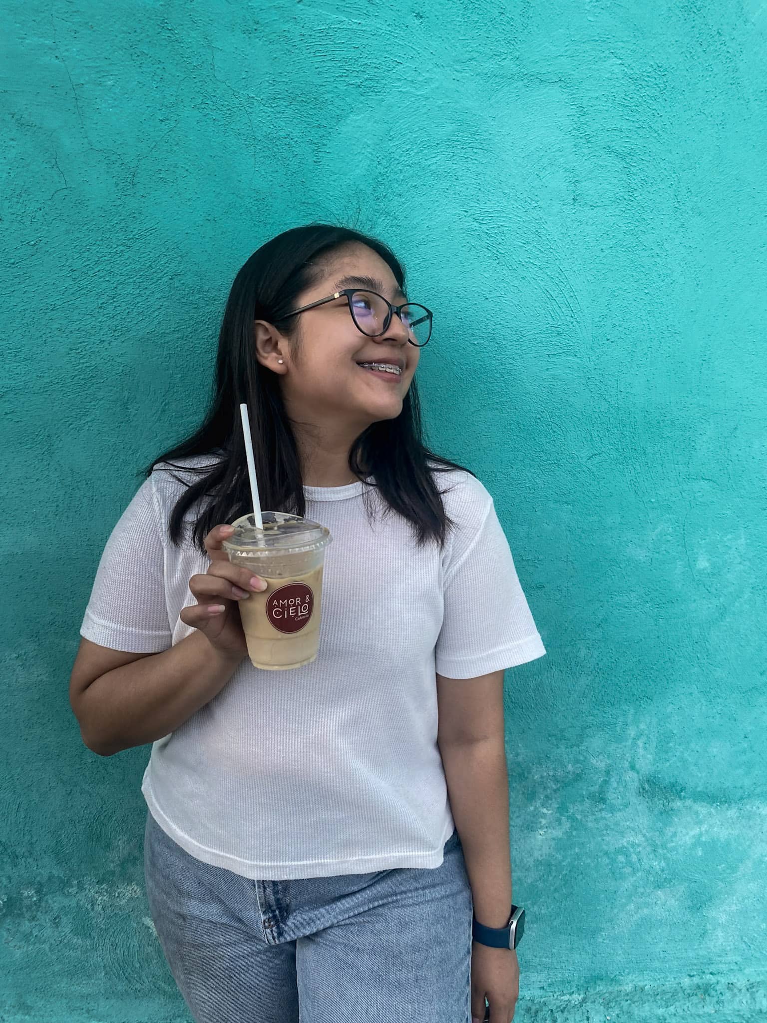 Latte frío junto a la pared exterior de la cafetería