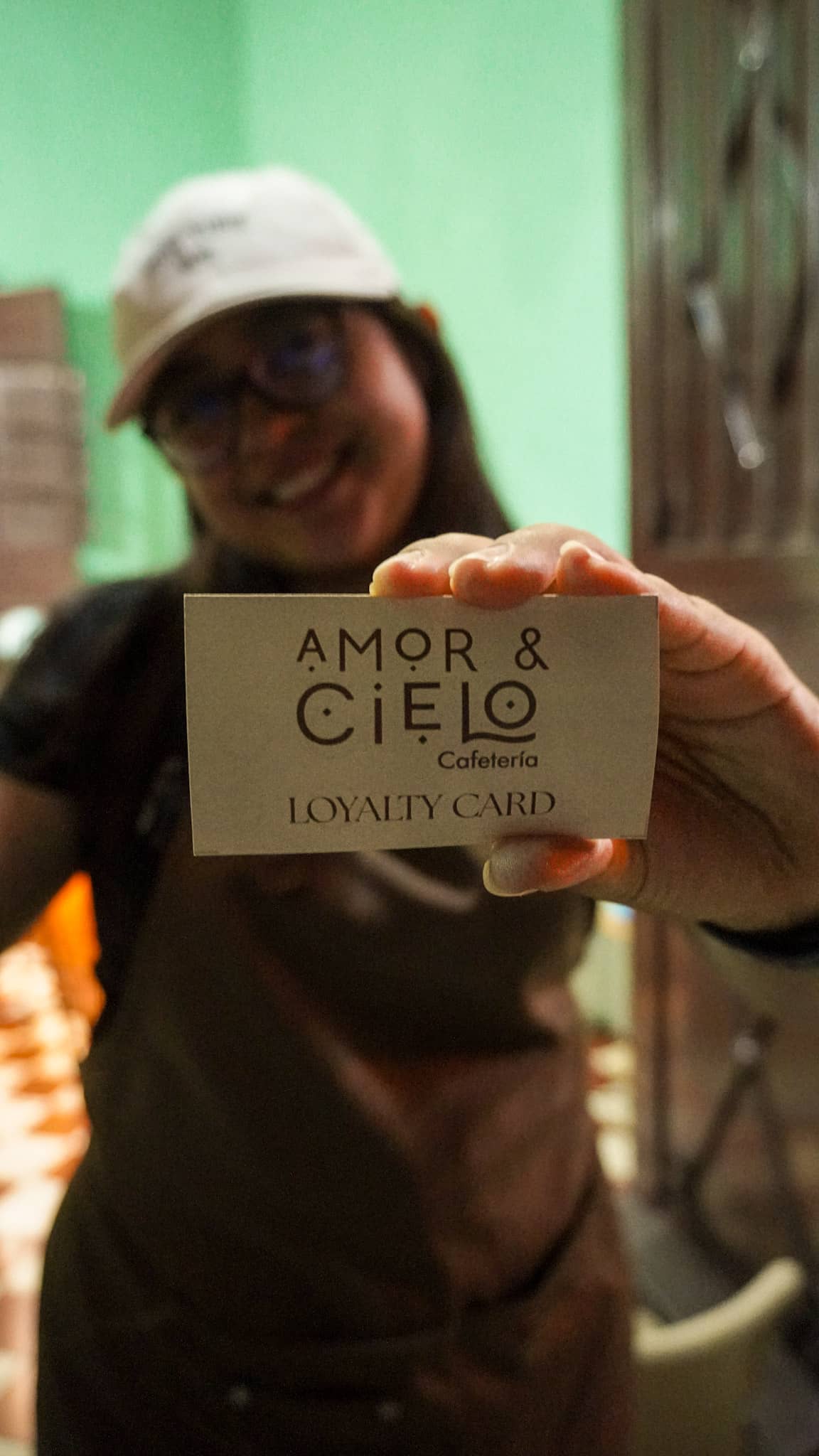 Barista con la loyalty card de Amor & Cielo